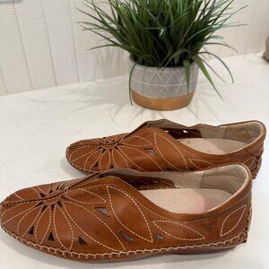 Pikolinos Jerez Loafers with floral embroidery and cut-out detail Size 39